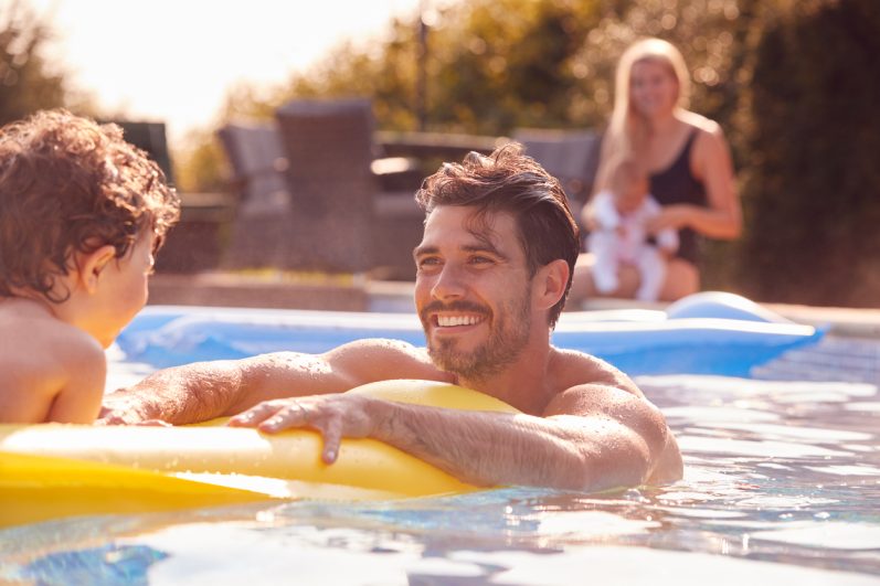Fuja do calor: 6 opções de imóveis com piscina para refrescar seu verão