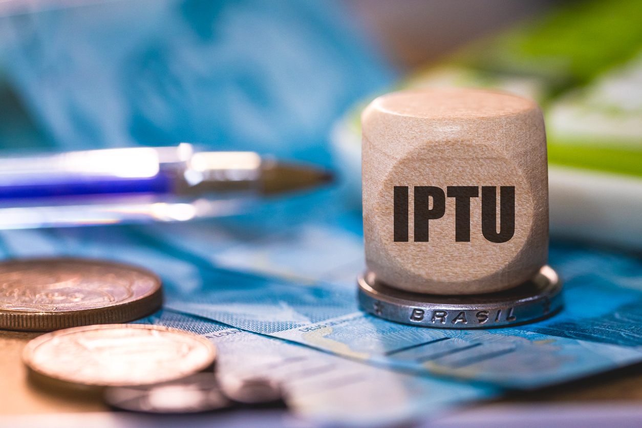 Assinatura de contrato de aluguel destacando a responsabilidade pelo IPTU