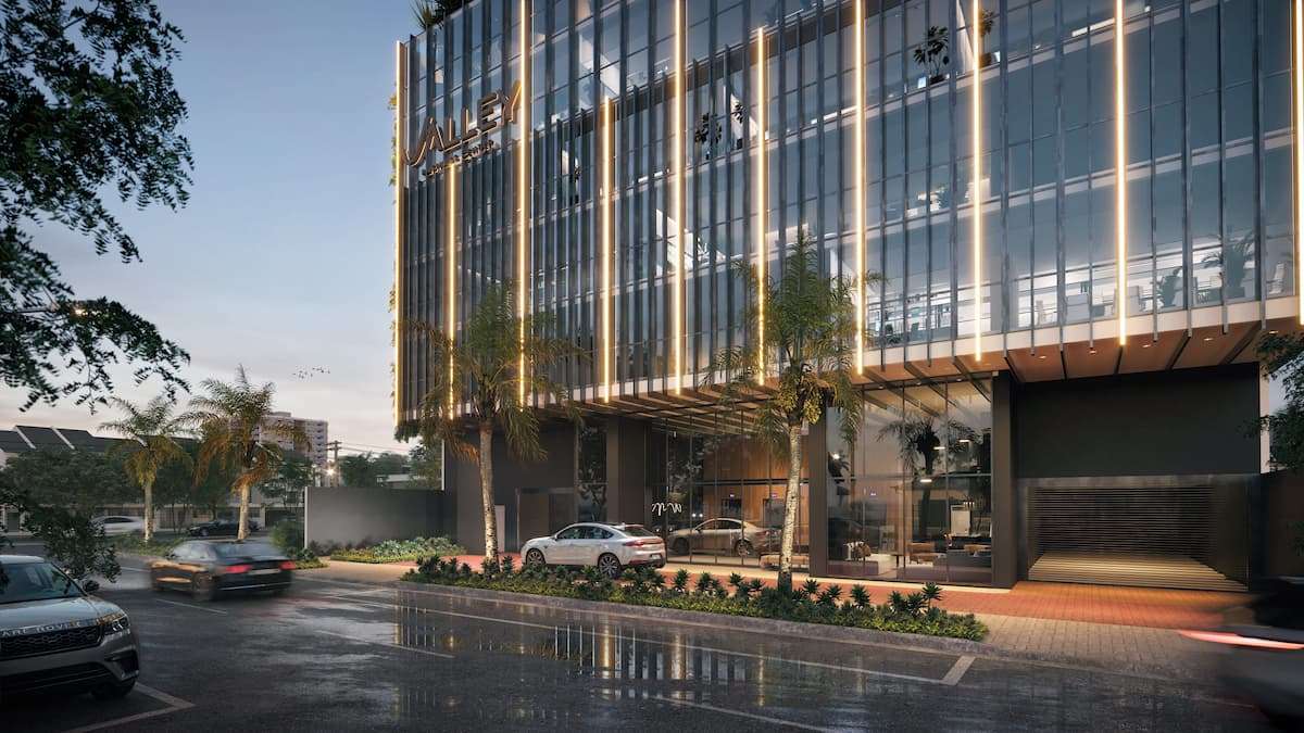 Edifício comercial moderno representando o crescimento urbano e corporativo de Chapecó.